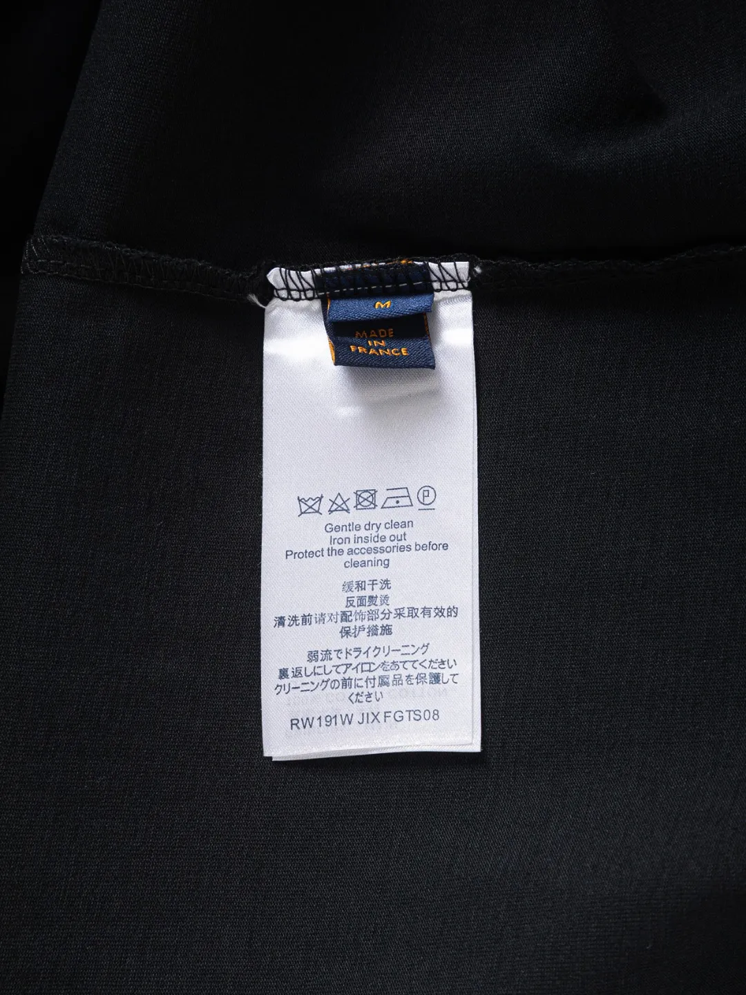 🅿️190 Louis Vuitton 1V LV slightly wide version S-XL 26SS LV new product counter catwalk style three-dimensional plain letter embroidery on the chest🪡logo large logo embroidery on the back🪡logo short-sleeved T-shirt, the same style for men and women! Short-sleeves are not the same as the general public, but must be unique and eye-catching. This LV short-sleeves is all about quality, comfort, consistent style, fashion, including fabrics and cutting techniques, all of which have been made with great effort! 320 grams of washed pure cotton fabric, pure cotton is breathable, very refreshing and comfortable for daily wear. The rib knitting on the neckline is smooth and tight, and the neckline will not be skewed if you toss it at will. The loose version, you will find that it looks really good on the upper body. The overall is minimalist and neat, super versatile for daily use! Pair it casually with a pair of pants for a youthful look. A T-shirt will make your outfit crazy. It is a fashionable item that can never go wrong! Color: Black White Rose Size: S-XL Size chart: S: Shoulder width 50-Bust 56-Length 70 M: Shoulder width 52-Bust 57-Length 72 L: Shoulder width 54-Bust 59-Length 74 XL: Shoulder width 56-Bust 62-Length 76